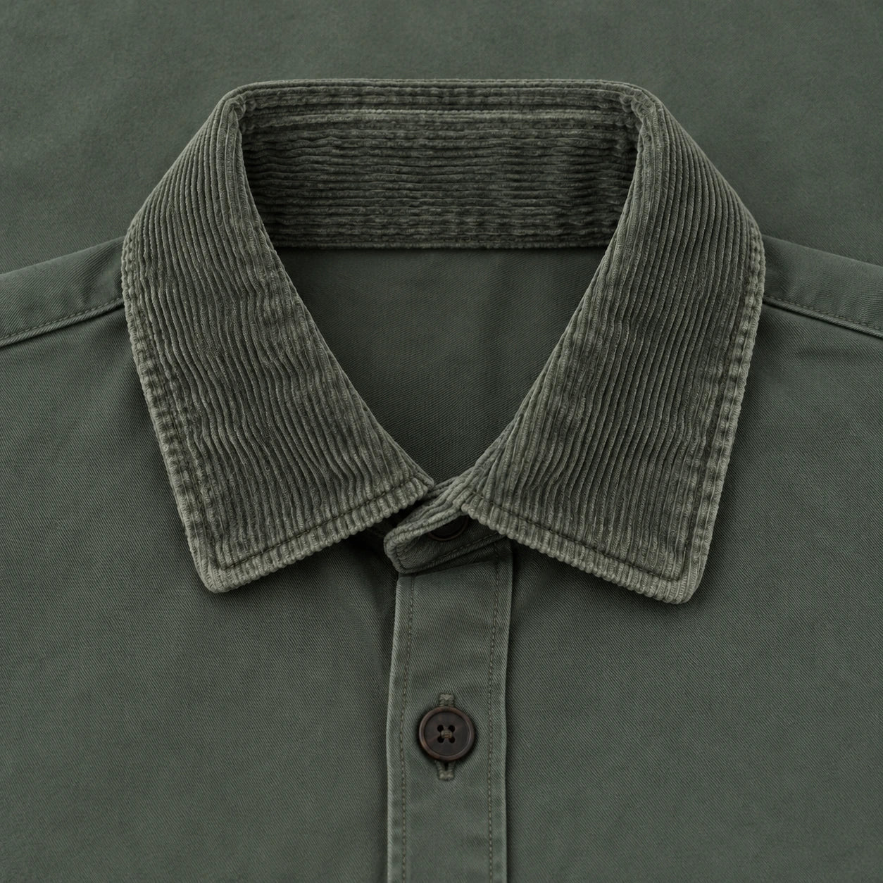 Tonal corduroy collar and structured cotton of the Mau-Feitio Overshirt